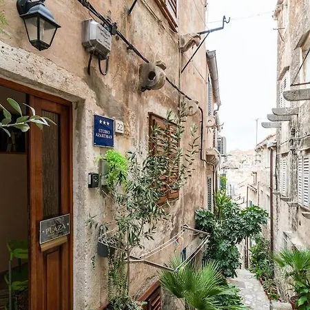 Plaza In The Centre *