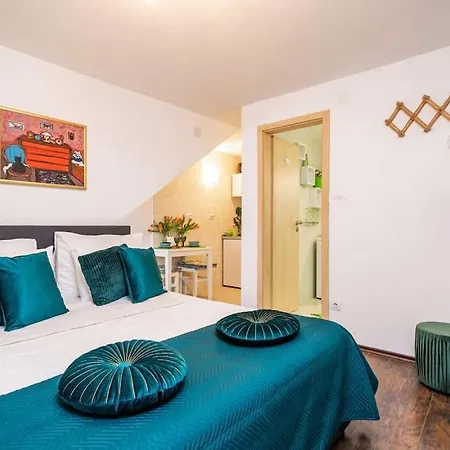 Plaza In The Centre *