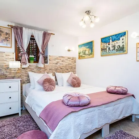 Plaza In The Centre 아파트 *